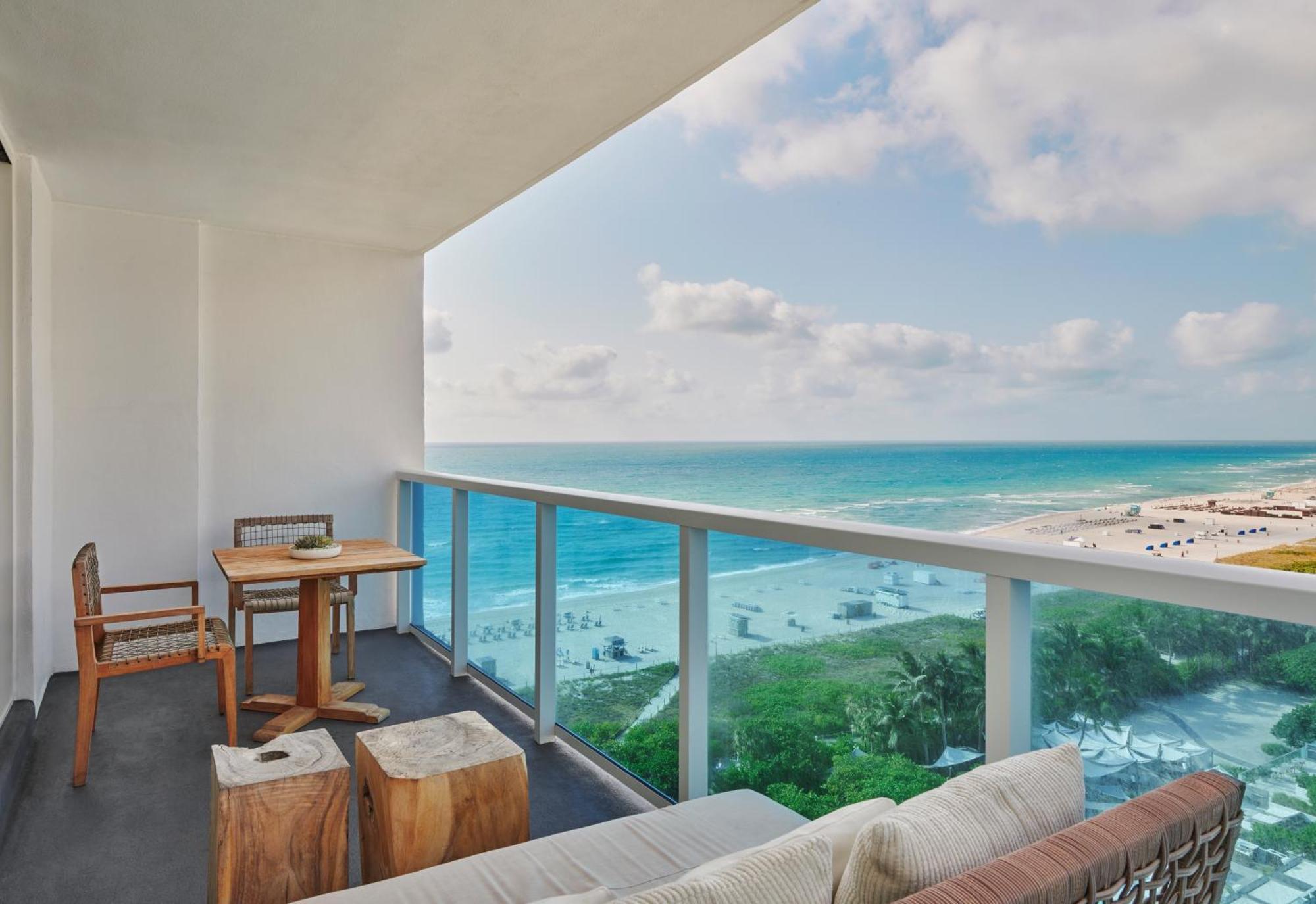 南海滩1号酒店 迈阿密海滩 外观 照片 Balcony of a suite at the W South Beach